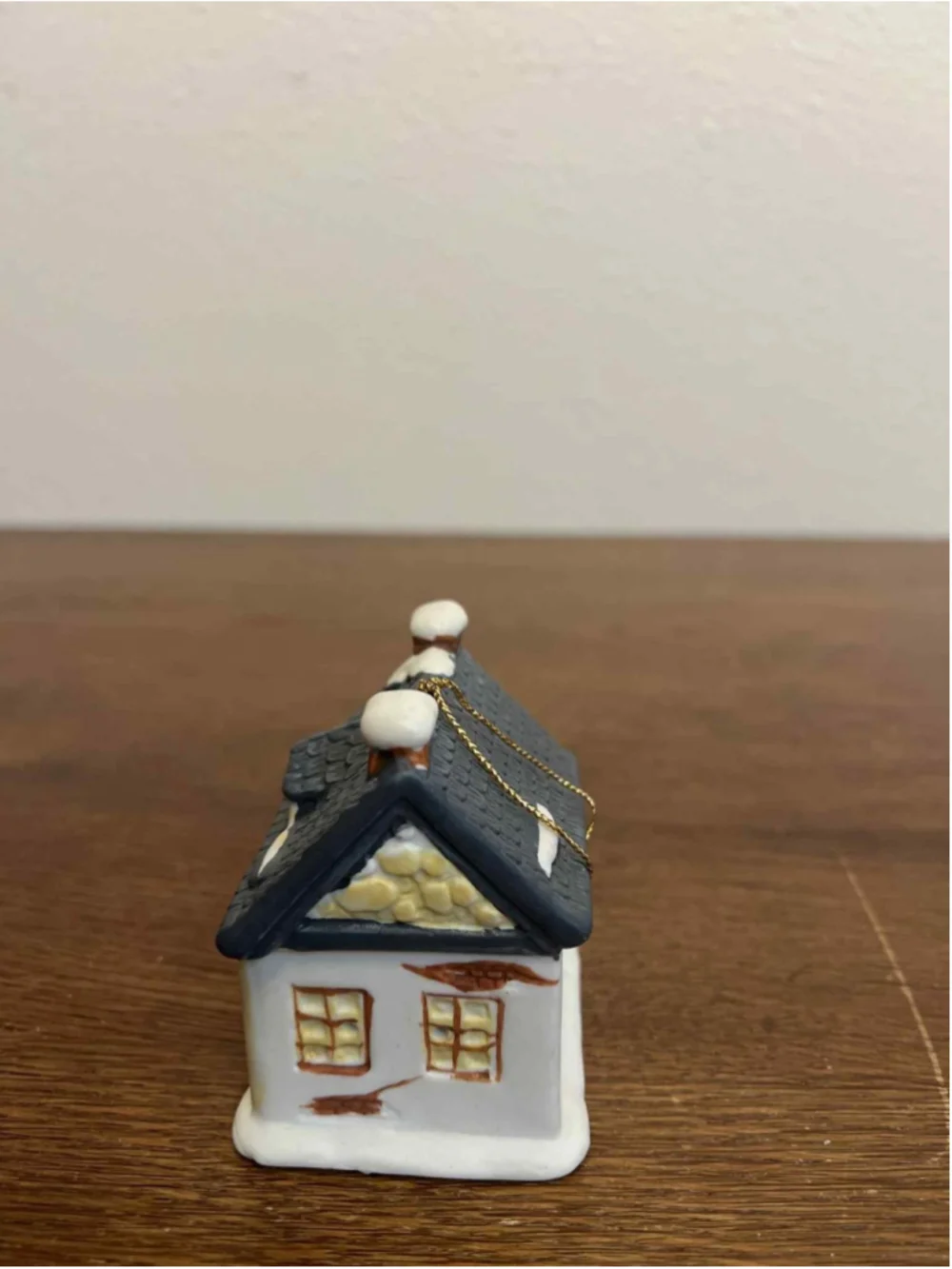 Readers Digest The Queen’s Inn ceramic bell ornament house Shaped miniature